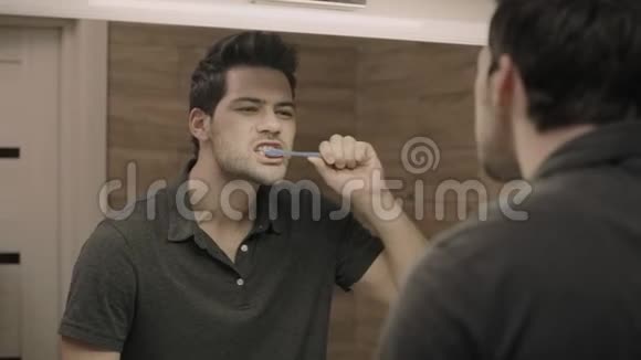 专心致志的男人在浴室里刷牙特写男性刷牙视频的预览图