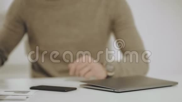 严肃的商人在厨房工作笔记本电脑特写男手打开笔记本电脑视频的预览图