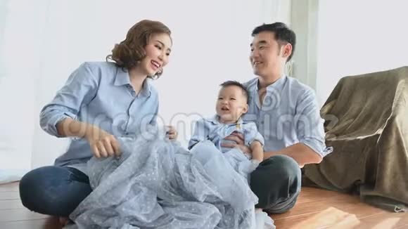 父母在家里的卧室里和两个半日本男孩玩幸福的家庭和宝宝概念多民族混血儿视频的预览图