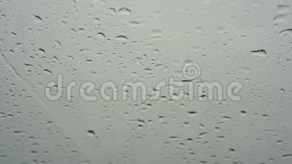 大雨倾盆潮湿的汽车挡风玻璃特写视频的预览图