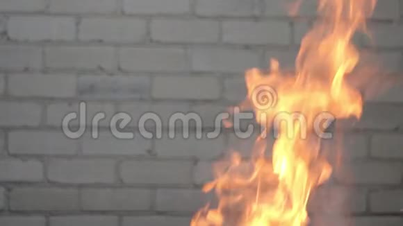 火在砖墙背景上燃烧视频的预览图