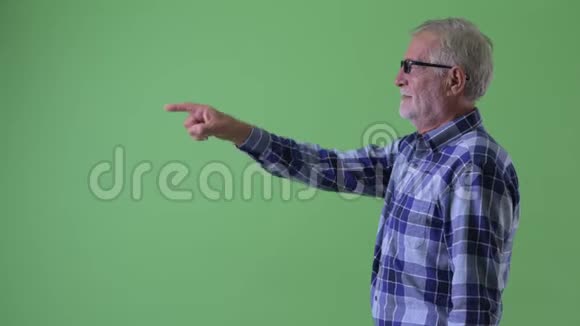 幸福的老年留胡子的臀部男人手指的轮廓视频的预览图