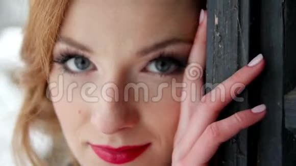 一位美丽的红发女孩穿着乡村风格的冬季户外服装的肖像视频的预览图