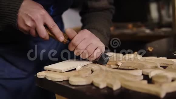 木匠在桌子上的车间里用木头做活准备一个木制产品的细节一部分视频的预览图