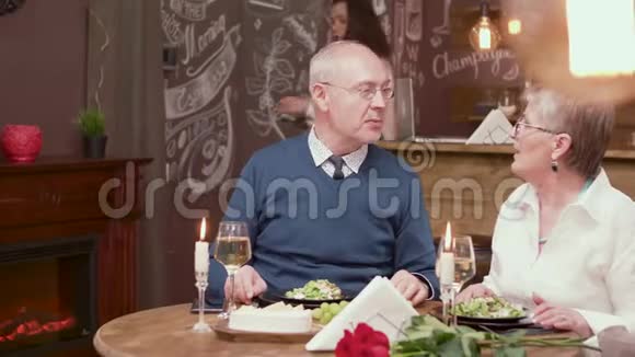 老人用智能手机在餐馆付款视频的预览图