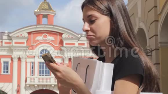 女孩网上购物数字技术购买视频的预览图