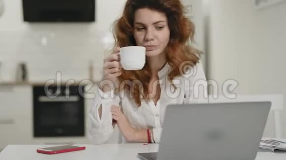 白人妇女在家工作笔记本令人震惊的女士在笔记本电脑上阅读信息视频的预览图