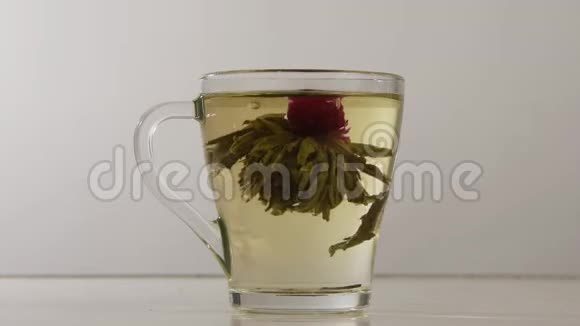 中国香茶的花蕾开在一个透明的杯子里视频的预览图