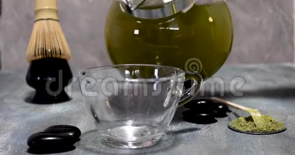 抹茶绿茶从茶壶里倒入透明的杯子里会干扰牧师视频的预览图