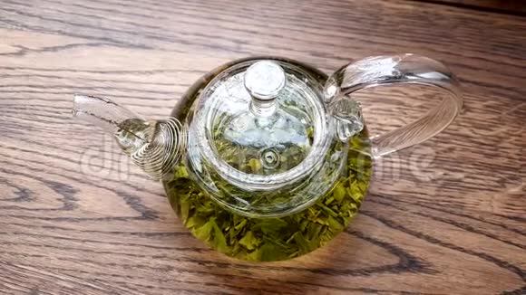 玻璃茶壶与绿茶视频的预览图