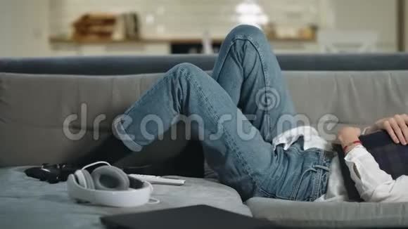 疲惫的女人睡在现代厨房的沙发上放松的女人拥抱光蛋白视频的预览图