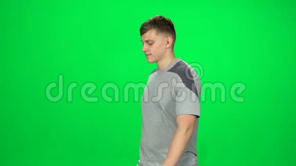 男性在绿色屏幕上跳舞微笑和欢庆色度键视频的预览图