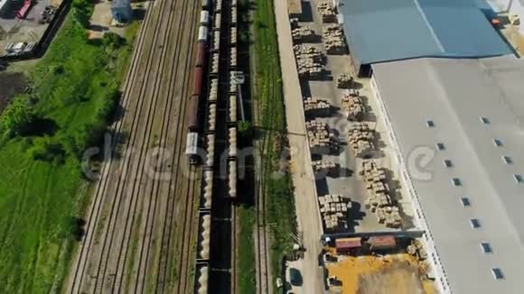 晴天鸟瞰造纸厂附近的火车视频的预览图