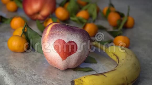 苹果与心和其他水果放在桌上爱的主题视频的预览图