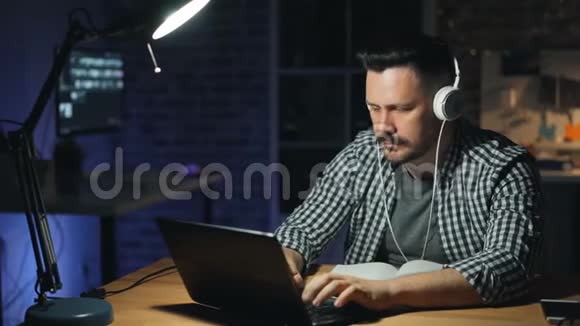 有魅力的人在办公室完成工作晚上关掉笔记本电脑和灯视频的预览图