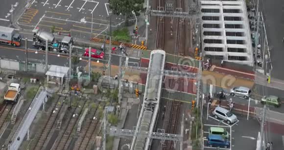 火车在城市里行驶视频的预览图