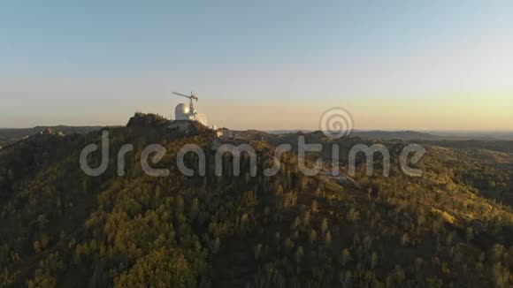 秋季日落时山顶天文观测台上空的史诗级飞行视频的预览图