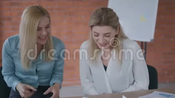 我们赢了两位35岁的成功女性在平板电脑上读到了好消息干得好4k视频的预览图