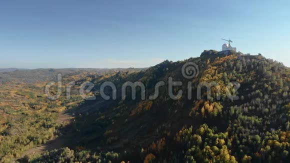 风景优美的秋景中高山上的天文观测台视频的预览图
