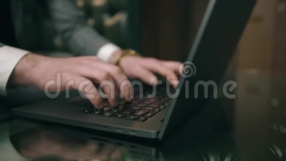 穿西装的商人坐在室内使用笔记本电脑视频的预览图