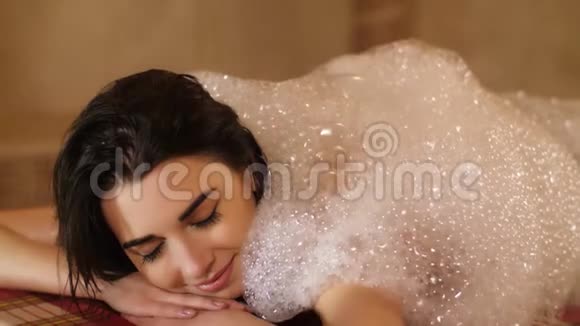 女人用泡沫覆盖在哈曼视频的预览图