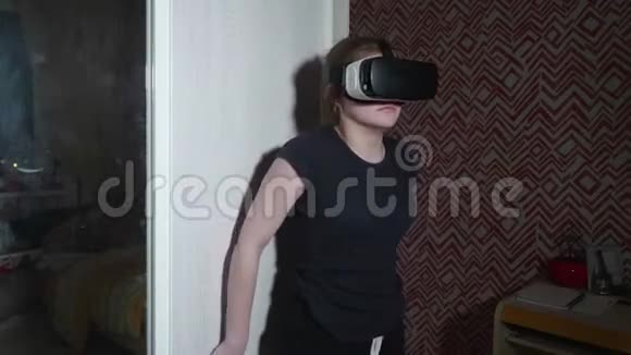 穿着黑色T恤和VR眼镜的加拉加斯女孩很可怕把PU抱到衣柜里试图自卫视频的预览图