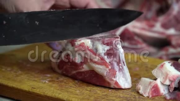 用锋利的刀在木板上切肥羊肉视频的预览图