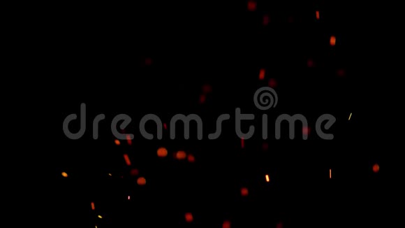 在黑色背景上燃烧红色的炽热火花视频的预览图