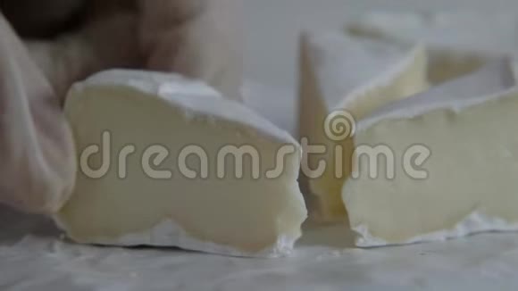 厨师在盘子里放一片法国奶油干酪视频的预览图
