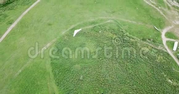 在一架轻型滑翔机上飞行从无人驾驶飞机拍摄俯视视频的预览图