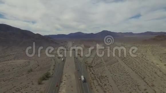 汽车在沙漠公路上行驶的录像视频的预览图