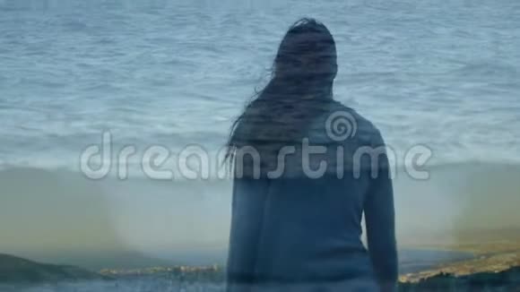 女人举起双手在大海上视频的预览图