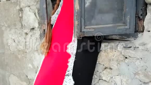 一位美丽的红发女孩穿着乡村风格的冬季户外服装的肖像视频的预览图