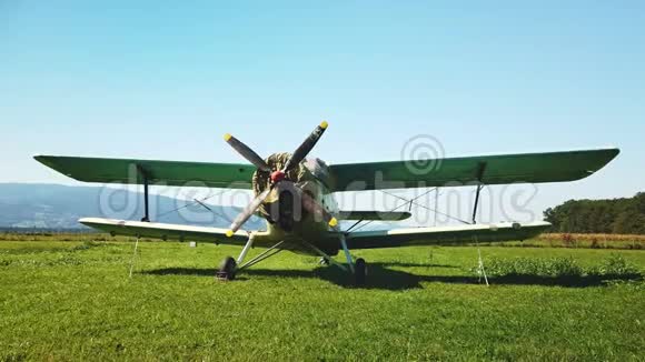 A2型俄罗斯安东诺夫型飞机草地机场老式苏联螺旋桨飞机视频的预览图
