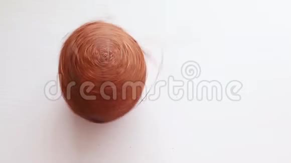 新鲜的毛茸茸的椰子在白色背景下旋转视频的预览图