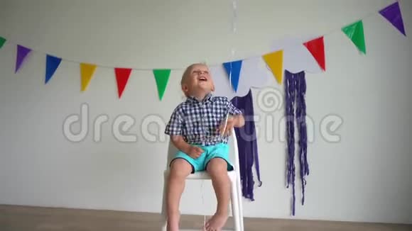 可爱的孩子在他两岁的生日玩气球万向节运动视频的预览图
