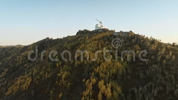 秋季在山顶或小山上建造白色圆形建筑视频的预览图