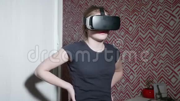 穿着balckt恤的白人女孩戴着VR眼镜对发生的事情有浓厚的兴趣视频的预览图