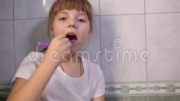 女孩在浴室刷牙预防龋齿早晚常规视频的预览图