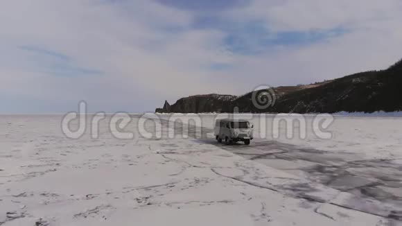 在冰湖上开车视频的预览图