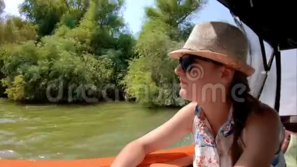 美丽的女人在罗马尼亚多瑙河上坐船视频的预览图