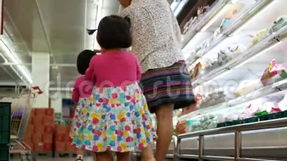 有选择性地关注小女孩姐妹跟随母亲在超市购物视频的预览图
