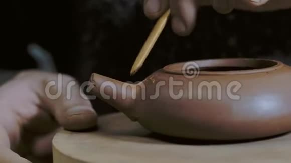 一位工匠把茶壶嘴连接到宜兴粘土的底部中国茶道用茶壶4k录像5994fps视频的预览图