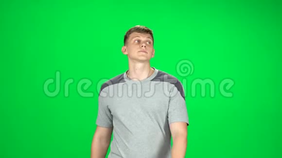 男人在绿色的屏幕上跳舞微笑和欢乐ChromaKey视频的预览图