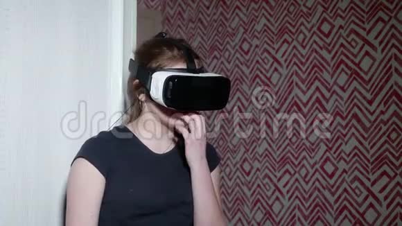 穿着balckt恤的白人女孩戴着VR眼镜对发生的事情有浓厚的兴趣视频的预览图
