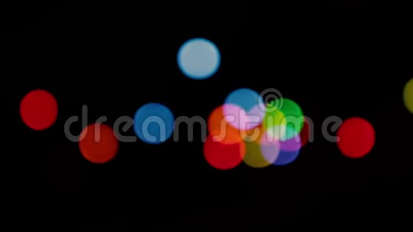 黑色背景上的圆形bokeh灯视频的预览图