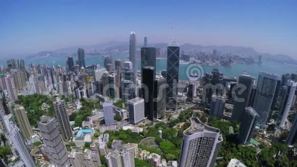 香港城市空中轨道射击美丽的蓝天视频的预览图