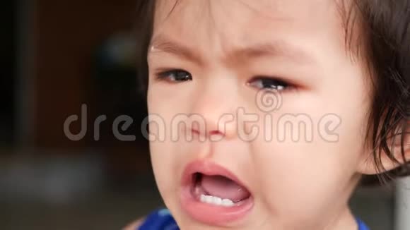 快把哭泣的亚洲女婴15个月大视频的预览图