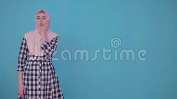 年轻漂亮的穆斯林妇女牙疼视频的预览图