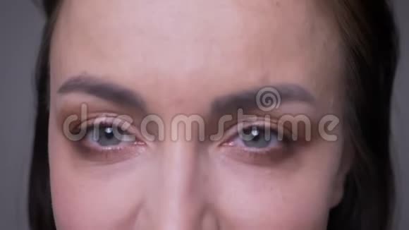 成年白种人迷人的女性面部特写镜头眼睛直视镜头表情愉悦视频的预览图